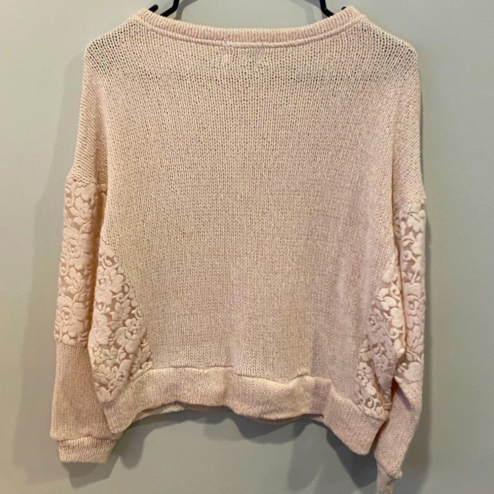 Francesca’s Lightweight Light Pink Sweater - Picture 3 of 4